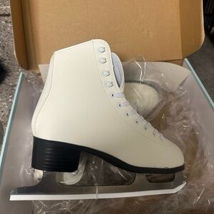 Classic White Ladies Ice Skates - Elegant Lace-Up Design